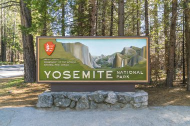 Kaliforniya, ABD girişinde Yosemite Ulusal Parkı tabelası var. sadece yazı işleri için, -04 / 21 / 16.