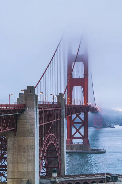 Vista Panoramica Del Golden Gate Nel Crepuscolo Con Illuminazione Riflessione — Foto Stock