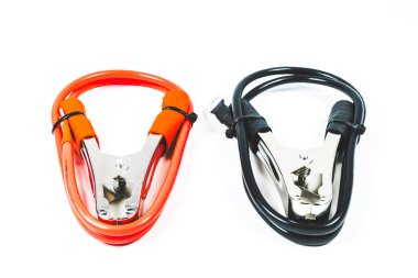 Beyaz arkaplanda kırmızı ve siyah Jumper kabloları izole edildi.