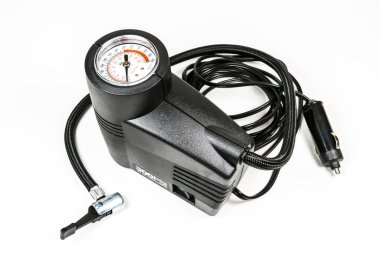 Beyaz arka planda, araba, SUV, bisiklet ve top için gösterge numarası olan kompakt bir enflasyon makinesi.