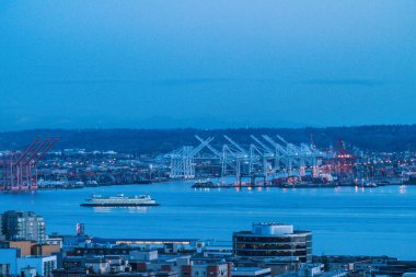 Gece vakti Seattle, Washington, ABD sanayi limanı geçmişi olan büyük bir feribot Seattle 'a hareket ediyor..