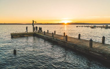 Washington Gölü 'nde gün batımında iskelenin manzarası..