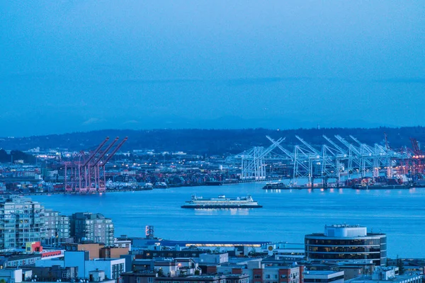 Grande Balsa Que Move Para Centro Seattle Com Fundo Porto — Fotografia de Stock