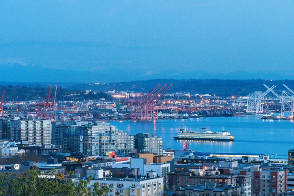 Grande Balsa Que Move Para Centro Seattle Com Fundo Porto — Fotografia de Stock