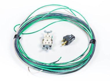 Kablo beyaz arkaplanda birlikte yuvarlanıyor..