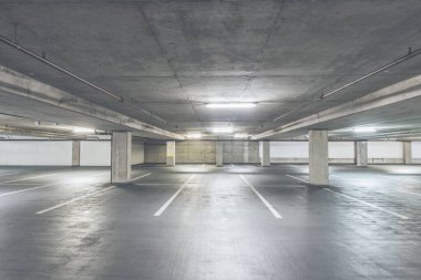 Alışveriş merkezinin içindeki boş çimento parkı manzarası...