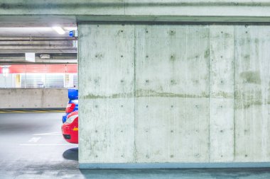 Alışveriş merkezinin içindeki boş çimento parkı manzarası...