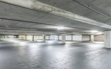 Alışveriş merkezinin içindeki boş çimento parkı manzarası...