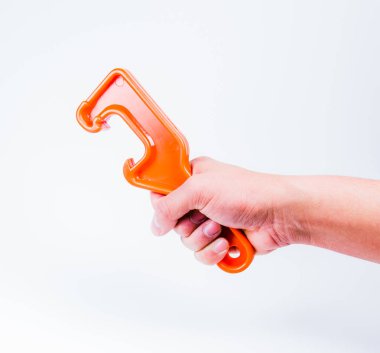 Beyaz arka planda orrange plastik kova açacağı. -Kova açacağı...