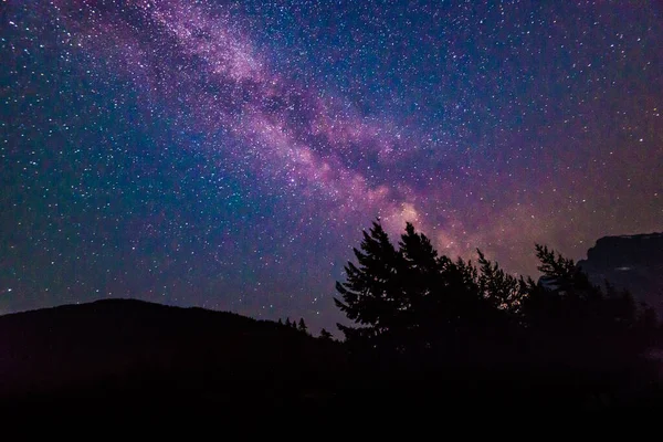 天の川の景色と北カスケード国立公園のディアブロ湖の上の星 アメリカ — ストック写真