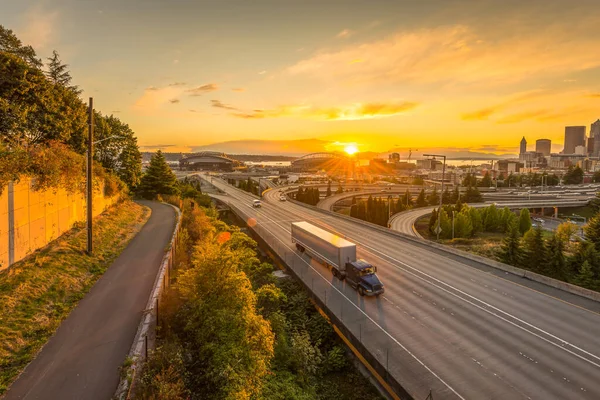 Los Skylines Seattle Las Autopistas Interestatales Convergen Con Elliott Bay — Foto de Stock