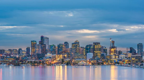 Vista Panorâmica Paisagem Urbana Seattle Noite Com Reflexo Água Seattle — Fotografia de Stock