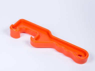 Beyaz arka planda orrange plastik kova açacağı. -Kova açacağı...