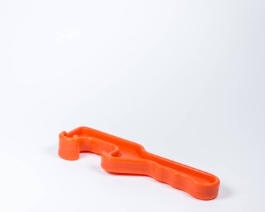 Beyaz arka planda orrange plastik kova açacağı. -Kova açacağı...