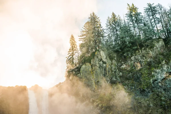 Vista Panorâmica Snoqualmie Cai Com Névoa Dourada Quando Nascer Sol — Fotografia de Stock