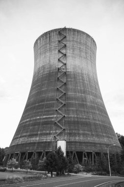 Günbatımı gökyüzü arka planına sahip nükleer enerji santrali.