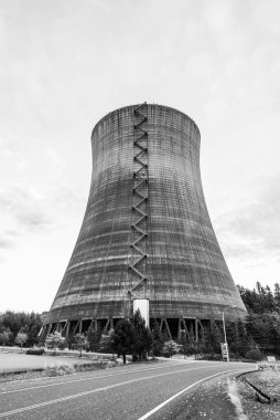 Günbatımı gökyüzü arka planına sahip nükleer enerji santrali.