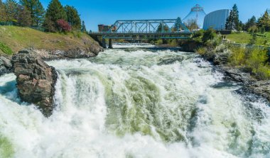 Güneşli bir günde Riverfront Park 'taki çelik köprü, Spokane, Washington, ABD.