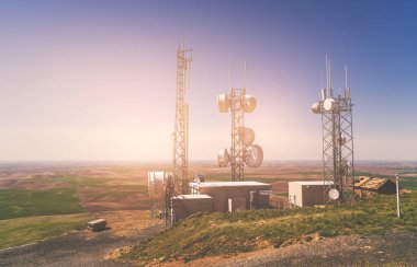 Güneşli bir günde haberleşme direği TV antenleri.