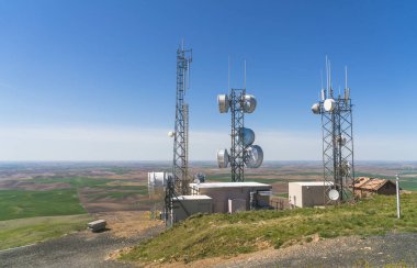 Güneşli bir günde haberleşme direği TV antenleri.