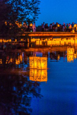 Hiroşima anısına yeşil göl parkında yüzen bir fener...
