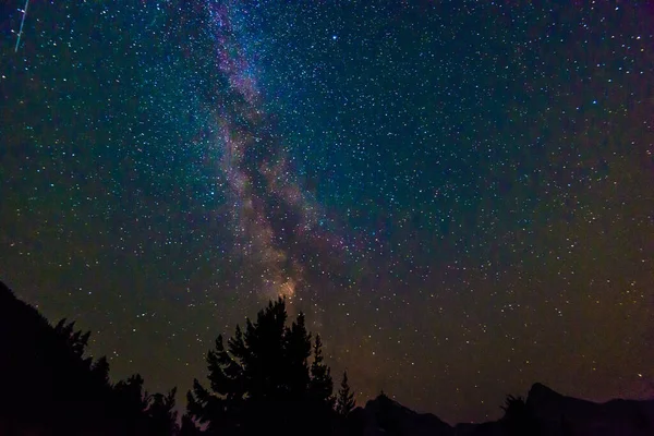 天の川の景色と北カスケード国立公園のディアブロ湖の上の星 アメリカ — ストック写真