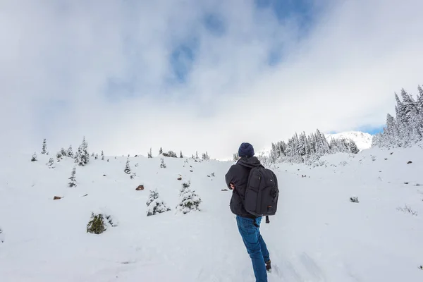 Homme Debout Face Montagne Sur Sentier Couvert Neige Dans Zone — Photo