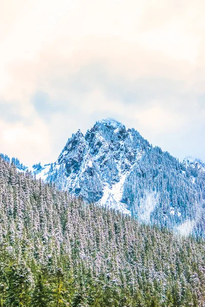 Montanha Neve Com Vista Nebulosa Cênica Redor Área Paradisíaca Vista — Fotografia de Stock