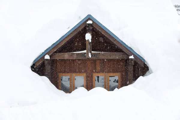 Een Huis Bedekt Met Dikke Sneeuw Besneeuwde Dag — Stockfoto