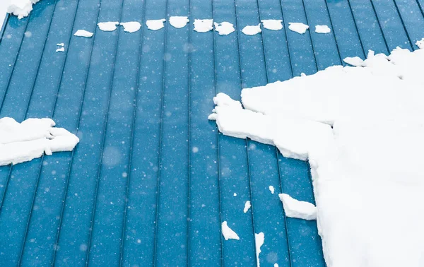 Blauw Metalen Dak Bedekt Met Sneeuw Het Winterseizoen — Stockfoto