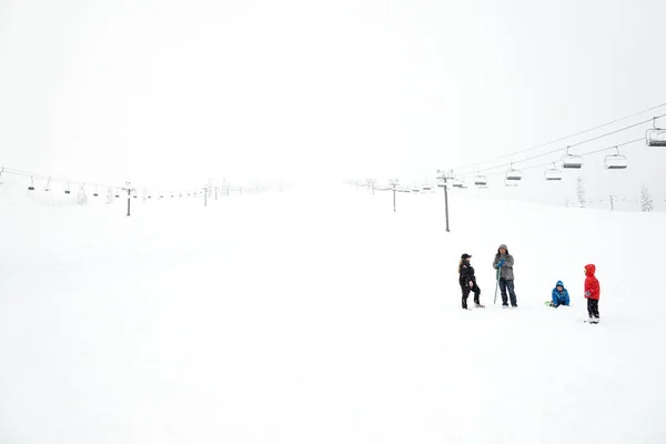 Kar Yağdığında Kayak Merkezinin Etrafındaki Küçük Insanların Manzarası — Stok fotoğraf