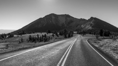 Dağa giden yolun manzarası o gün.