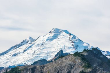 Baker Dağı 'nın karla kaplı manzarası, Washington, ABD.