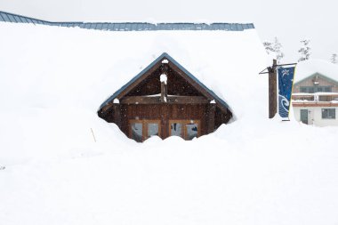 Karlı bir günde yoğun karla kaplı bir ev...