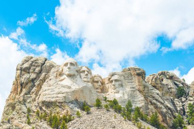 Rushmore Dağı Ulusal Anıtı güneşli bir günde, Güney Dakota, ABD.