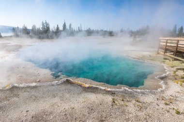 Yellowstone Ulusal Parkı 'ndaki Yellowstone Gölü' ndeki Mavi Gayzer Havuzu..