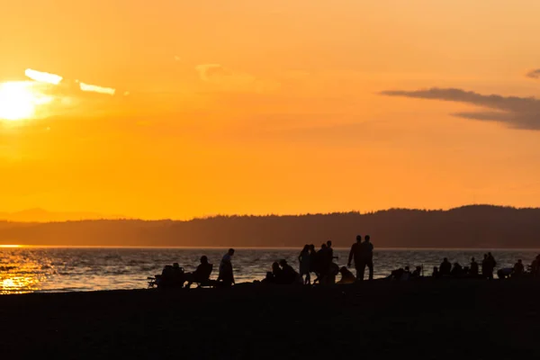 Scéna Pohled Siluety Lidí Pláži Západem Slunce Létě Seattle Usa — Stock fotografie