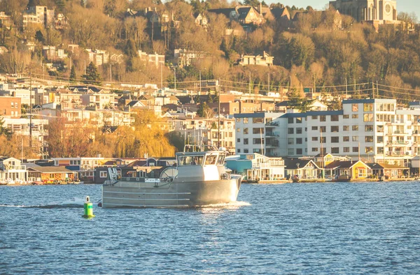 Scen Båt Sjön Solig Dag Med Urban Bakgrund Seattle Washington — Stockfoto