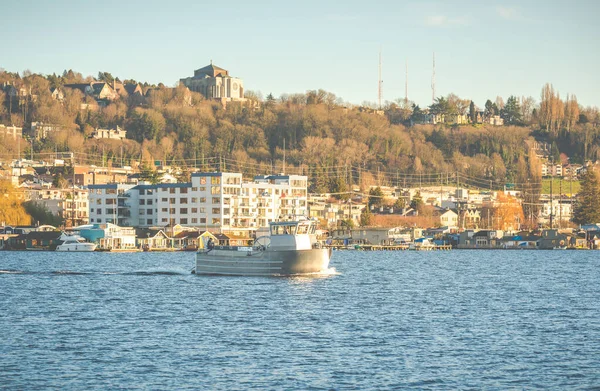 Scen Båt Sjön Solig Dag Med Urban Bakgrund — Stockfoto
