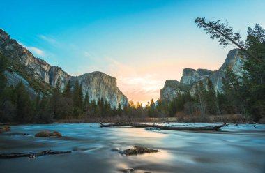 El Capital ve Katedral uçurumlarının nehir önü manzaralı, bahar mevsiminde sabah çekimi, Yosemite Ulusal Parkı, Kaliforniya, ABD.