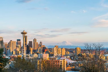 Günbatımı saatinde Seattle manzaralı, Washington, ABD. - Çekim 03 / 18 / 16 - Sadece editör kullanımı.
