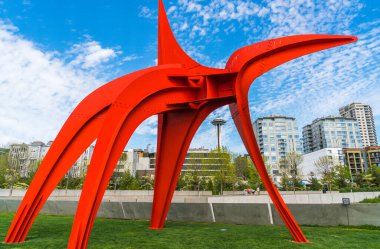 Olimpiyat heykel parkında kırmızı heykel, Seattle, Washington, ABD. sadece editoryal kullanım için -çekim 04 / 08 / 16
