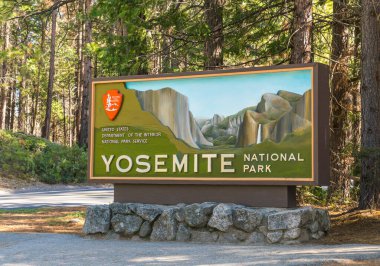 Kaliforniya, ABD girişinde Yosemite Ulusal Parkı tabelası var. sadece yazı işleri için, -04 / 21 / 16.