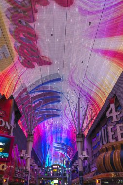 Fremont Street Experience 'da ışık gösterisi, Las Vegas, Nevada, ABD - 06 / 24 / 15 - sadece editoryal kullanım için.