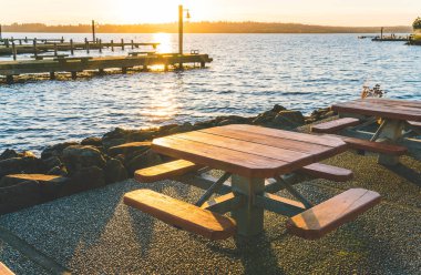 Gün batımında piknik masası.
