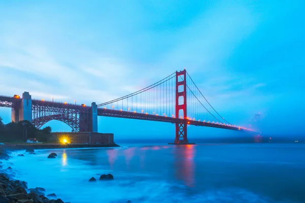 Vista Panorâmica Portão Dourado Crepúsculo Com Iluminação Reflexão Sobre Água — Fotografia de Stock