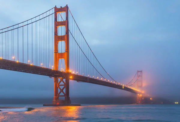 黄昏时分金门的风景 点亮和映照在水雾之上 旧金山 加利福尼亚 — 图库照片