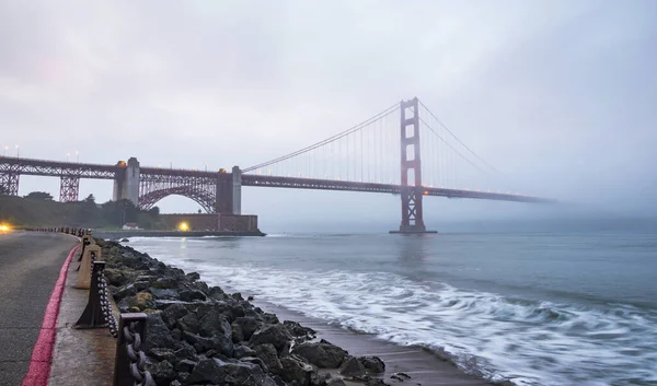 夕暮れ時のゴールデンゲートの景観と水と霧の反射 サンフランシスコ カリフォルニア — ストック写真