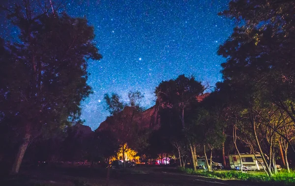 キャンプ場のキャンプ場で夜は国立公園キャンプ場の星空と — ストック写真