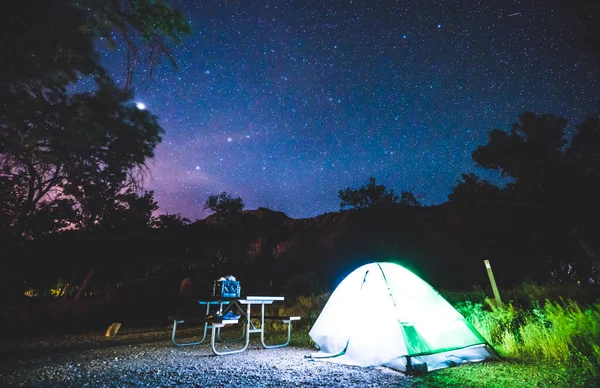 晚上在露营地露宿 星空点缀在国家公园露营地 — 图库照片